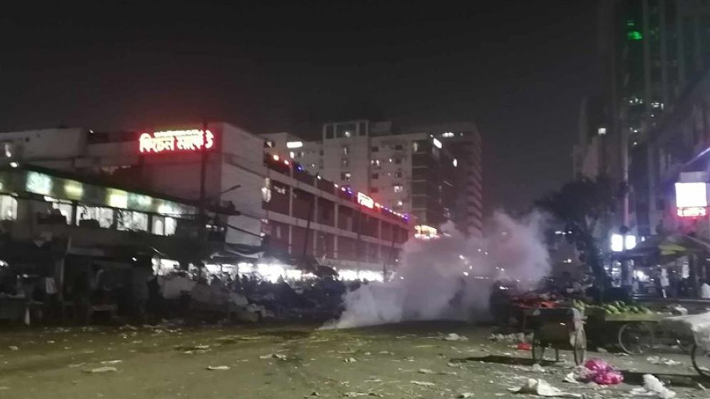 প্রথম আলো কার্যালয়ের সামনে ধাওয়া-পাল্টা ধাওয়া