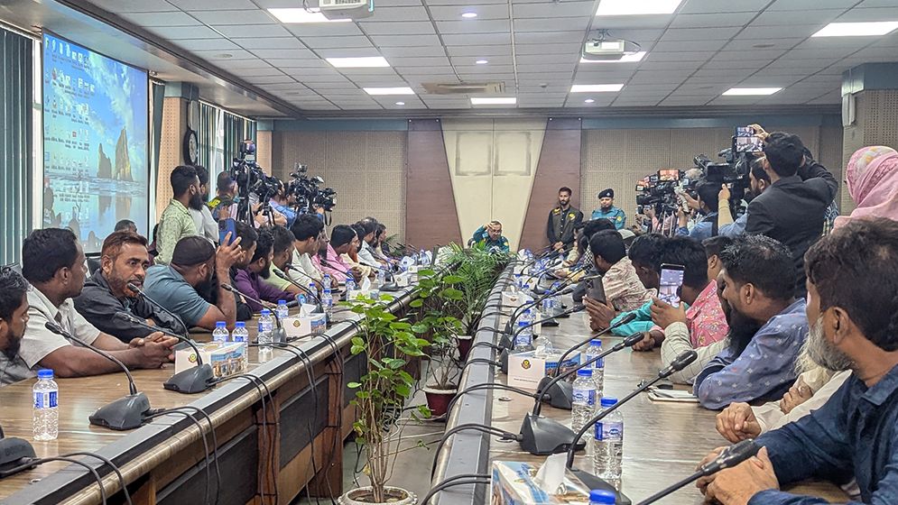 ডিএমপি কমিশনারের সঙ্গে রিকশাচালকদের বৈঠক