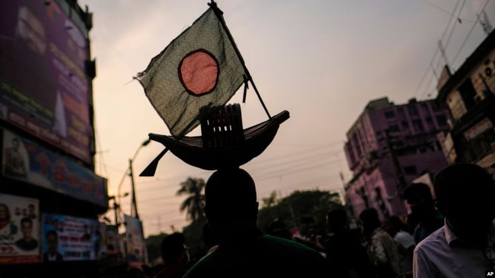 আ.লীগকে রাজনীতি করতে দেওয়ার পক্ষে ৫৭ শতাংশ মানুষ
