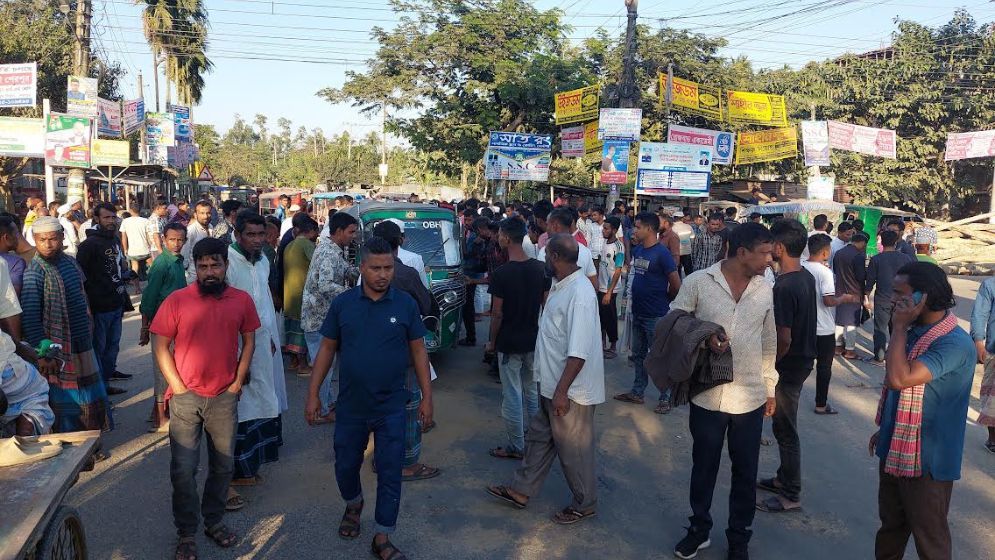 শেরপুরে পীরভক্ত ও এলাকাবাসীর মুখোমুখি অবস্থান